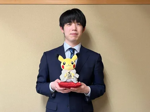 『ポケモン』日本将棋連盟とコラボ。藤井聡太八冠の王将駒を持つピカチュウぬいぐるみが登場。新将棋会館建設プロジェクトの返礼品として贈られる