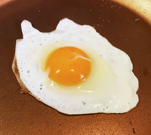 “タバコ入り目玉焼き”ってどんな味？実際に調理しながら『Arctic Eggs』に登場する「目玉焼き」の味を考察してみよう【特集】