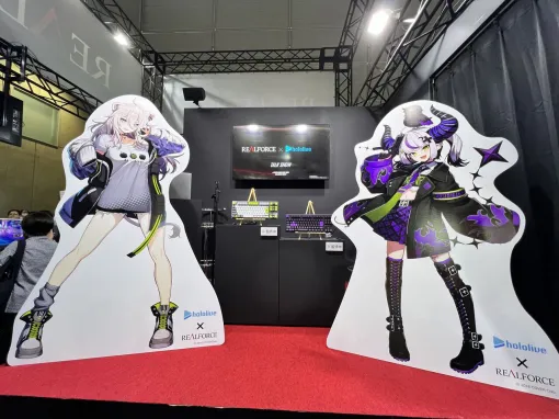 VTuber・獅白ぼたんとラプラス・ダークネスのコラボキーボードが展示。ホロライブ特製クリアファイルももらえる！【TGS2024：東プレブース】