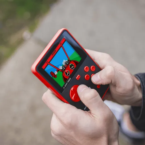 真っ赤なボディに50本のアタリゲームが入った携帯ゲーム機「Super Pocket Atari Edition」発売中。カートリッジを買えば，さらに多くのアーケードゲームや家庭用レトロゲームを楽しめる