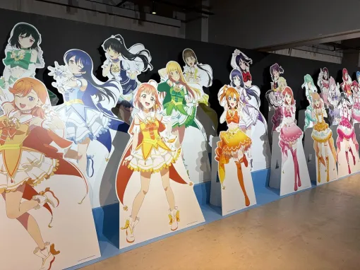 ブシロード、「ラブライブ！シリーズ　オフィシャルカードゲーム」をYOKOHAMA COASTにて2月1日に先行販売　ラブライブ！シリーズ57人のスタンディ展示も