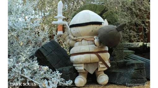 『ダークソウル』ジークマイヤーのぬいぐるみが登場。ツヴァイヘンダーとピアスシールドを装備可能。墓王ニト、アルトリウス、ソラールなどが描かれたトランプも