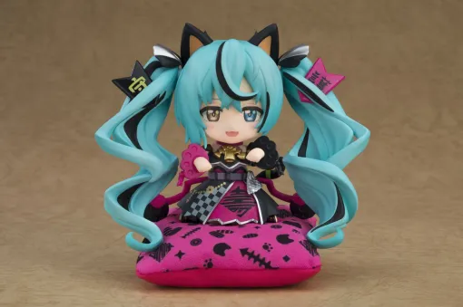 【初音ミク】縁起の良い“招きミク”にロックでちょっぴりアンニュイな黒猫ver.が登場！ 専用猫座布団が付属する限定セットも【ねんどろいど】