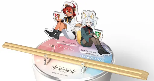 『ガンダム 水星の魔女』たぬきスレッタ＆きつねミオリネのグッズ受注販売が受付中。描き下ろしイラストを使った2wayアクスタ＆ヌードルストッパーがラインナップ！