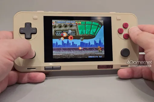 写真で見るAndroid携帯ゲーム機「AYANEO Pocket ACE」。質感の良いレトロゲーム向けのポケットサイズゲーム機だ