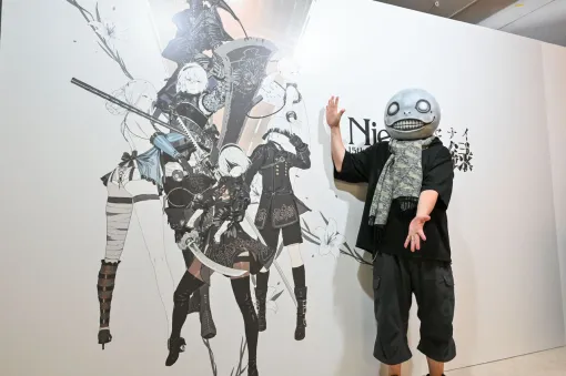 【ネタバレ注意】『NieR』シリーズ15周年展覧会が開幕！ 等身大2Bやママなどの立体物、思い出のシーンやセリフ、多数の関係者コメントなど、さまざまな形で作品の“記録”を展示。最後の“思い出の場所”は必見