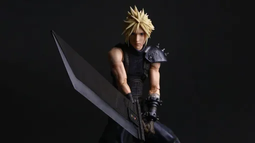 『FF7 リバース』クラウド・ストライフが“PLAY ARTS真”になって登場。自由度の高いポーズがつけられるアクションフィギュア。バスターソードにはめ込めるマテリアも付属