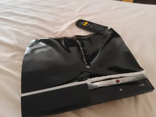 うっかりPS3を溶かしちゃった!?悲惨な姿でもなお動くコンソールの雄姿が注目 うっかりPS3を溶かしちゃった!?悲惨な姿でもなお動くコンソールの雄姿が注目