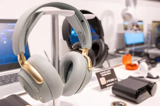 【世界初】『GTA VI』も『バイオ9』もこれ使って遊びたい! ハイレゾ認証無線ゲーミングヘッドセット「Arctis Nova Elite」