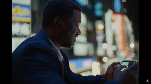 「ROG Xbox ALLY」のローンチトレイラーは日本が舞台。海外からやってきたビジネスマンの心を癒やすのは……