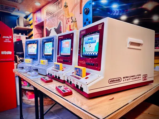 台湾のレトロゲーマーがTVとFC/SFCを合わせたオールインワン筐体を5年かけて制作。筐体デザインは実機のカラーリングを生かしつつレトロ風に