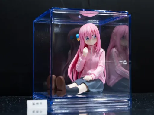 『遊戯王』や『ぼざろ』のフィギュアに加え、『もちづきさん』に『ポップン』まで幅広い取り揃えのコナミプライズをチェック【アミューズメント エキスポ 2025】