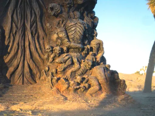 モハーヴェ砂漠に不気味な造形アートが突如出現。「ディアブロ IV」の拡張パックか，「ゴッド・オブ・ウォー」の新作か！？