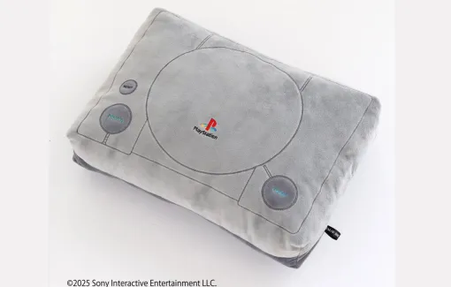 初代PS型クッションが登場。ゲームプレイやデスクワーク時にぴったりのサイズ。『アストロボット』大きめのかわいいチャームも