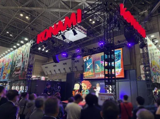 『サザエさん』『鬼滅の刃』が初のアーケードゲームに！ ポップン最新作などとにかくアツすぎたコナミアーケードゲームスブースレポート【アミューズメントエキスポ 2025】