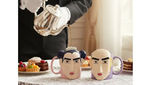 『クレヨンしんちゃん』マカオとジョマのペアマグカップが本日（12/11）より再販。『ヘンダーランドの大冒険』の人気キャラがプリントされたカップでエレガントなティータイムを