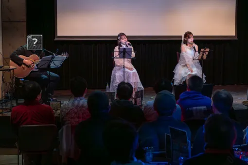 『六本木サディスティックナイト』田辺留依さん＆石飛恵里花さんの10周年記念ミニライブレポ。公約通り運営Kがアコースティックギターで『虜』『花束に咲く小さな花』を披露（インタビューあり）