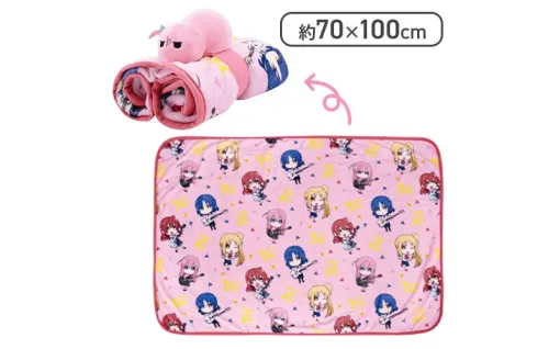 『ぼっち・ざ・ろっく！』新作ブランケットは結束バンドメンバーが散りばめられた賑やかなデザイン。下北沢のツチノコぬいぐるみ付きなのも嬉しい