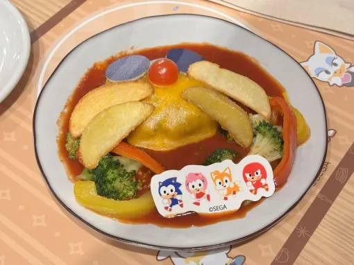 コラボカフェ“ソニック＆フレンズ カフェ”が明日1月9日より開催。本編の動画から着想を得たハンバーグやオムカレーが登場！