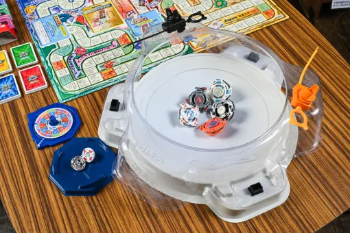 ベイブレードのボードゲームは，すごろく＆コマ回しで正月にぴったり！　昭和・平成レトロボードゲーム大百科 第11回