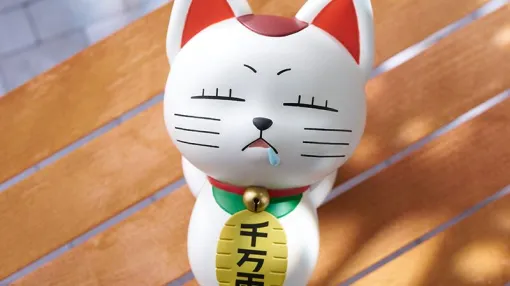 『ダンダダン』招き猫姿のターボババアがぬーどるストッパーフィギュア化。よだれを垂らして気持ちよさそうに寝そべるキュートなデザイン