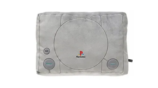 初代プレステ、『どこでもいっしょ』トロ、『アストロボット』アストロの長辺クッションが登場。本日（2/10）よりGRAPHT公式ストアで発売